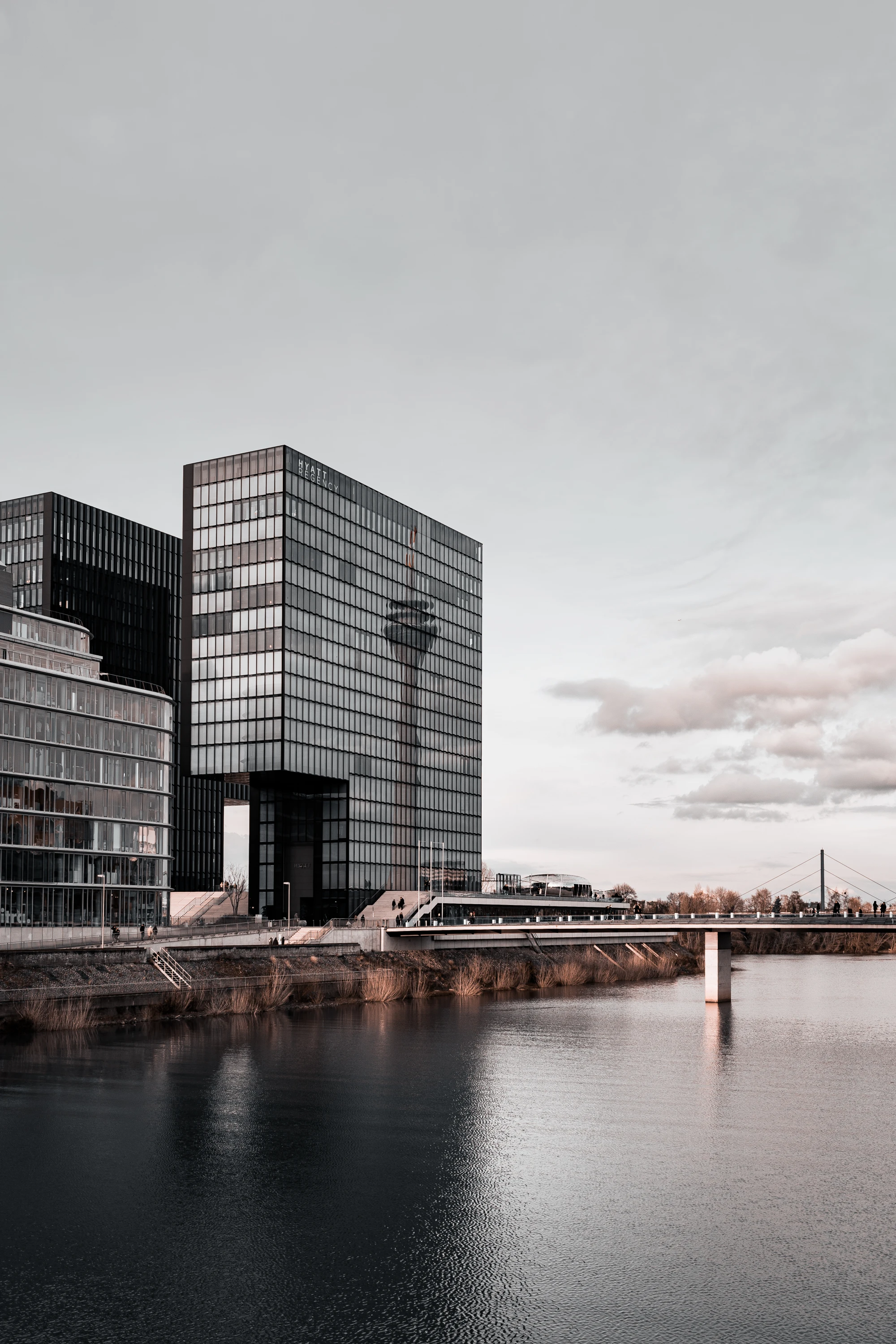 Moderne Glasfassaden im Medienhafen Düsseldorf