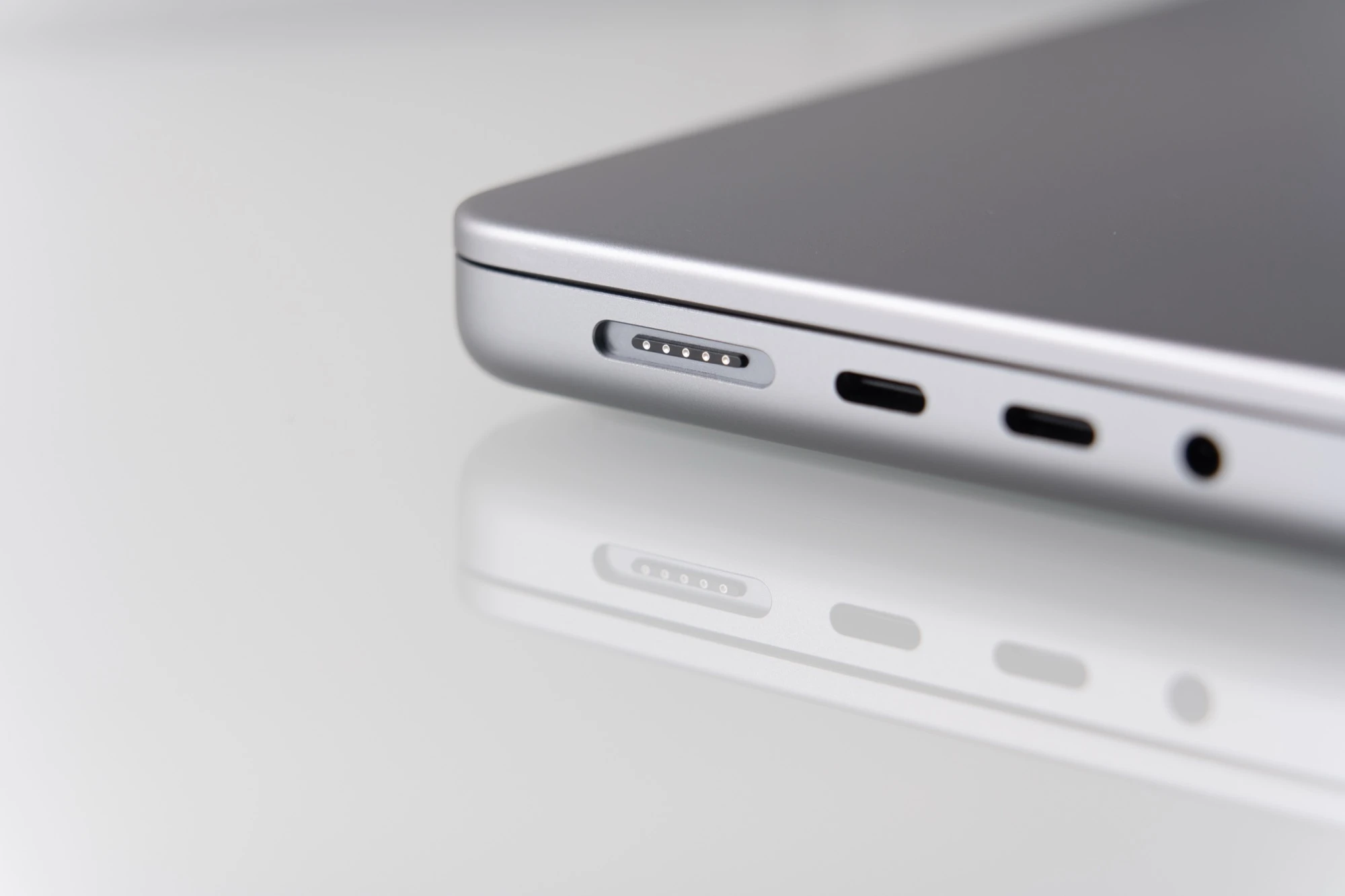 Detailaufnahme der Anschlüsse eines Laptops