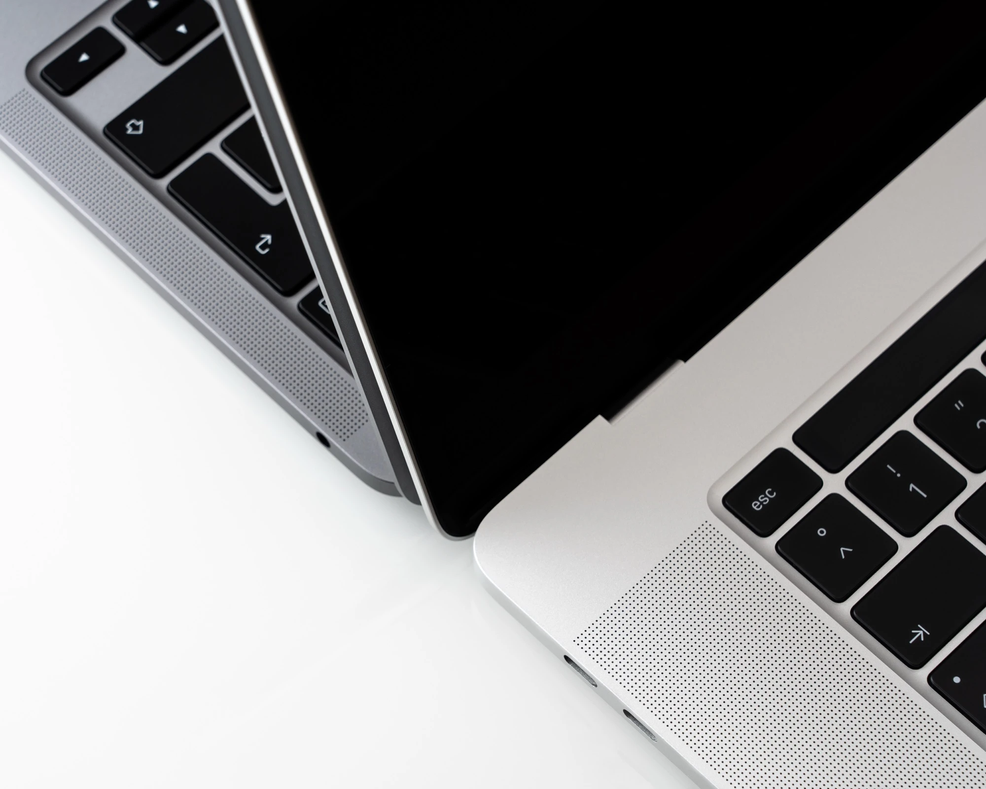 Zwei Laptops mit geöffneten Tastaturen im Detail